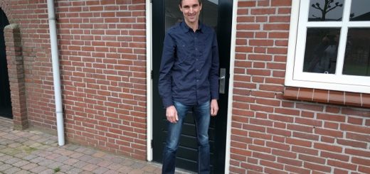 Varkensboer Jan Vermeer bij de achterdeur van zijn bedrijf